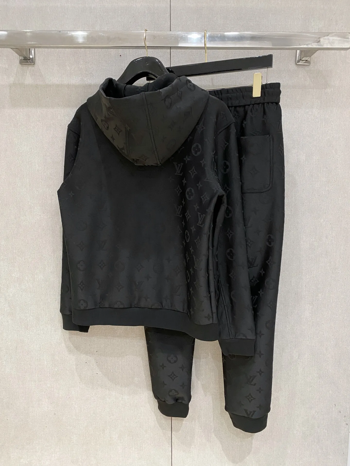 🅿️720 LV hot-selling suit is coming. Focus on the original version of the official website. 2025 new hot-selling cardigan suit. The original order is the best. 🇭🇰The meticulous work of top designers. It has a fitting and perfect upper body effect. All-natural high-quality Tencel Roman cotton 100%, close-fitting comfort, noble and elegant! Original hardware embodies elegance and nobility! Counter size: M-3XL (maximum wear up to 190 pounds)